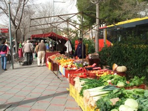 Los puestos de fruta y verdura triunfan en el mercado